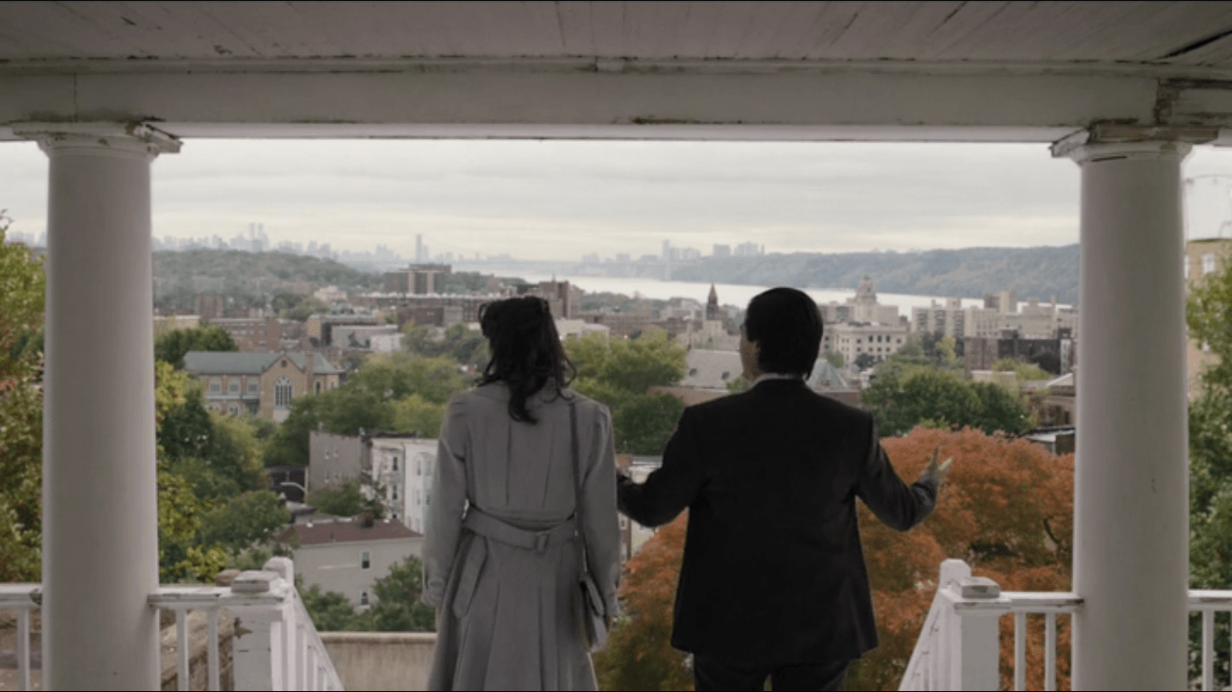 Nick Wasicko et sa femme admirant la vue sur le balcon de leur nouvelle maison