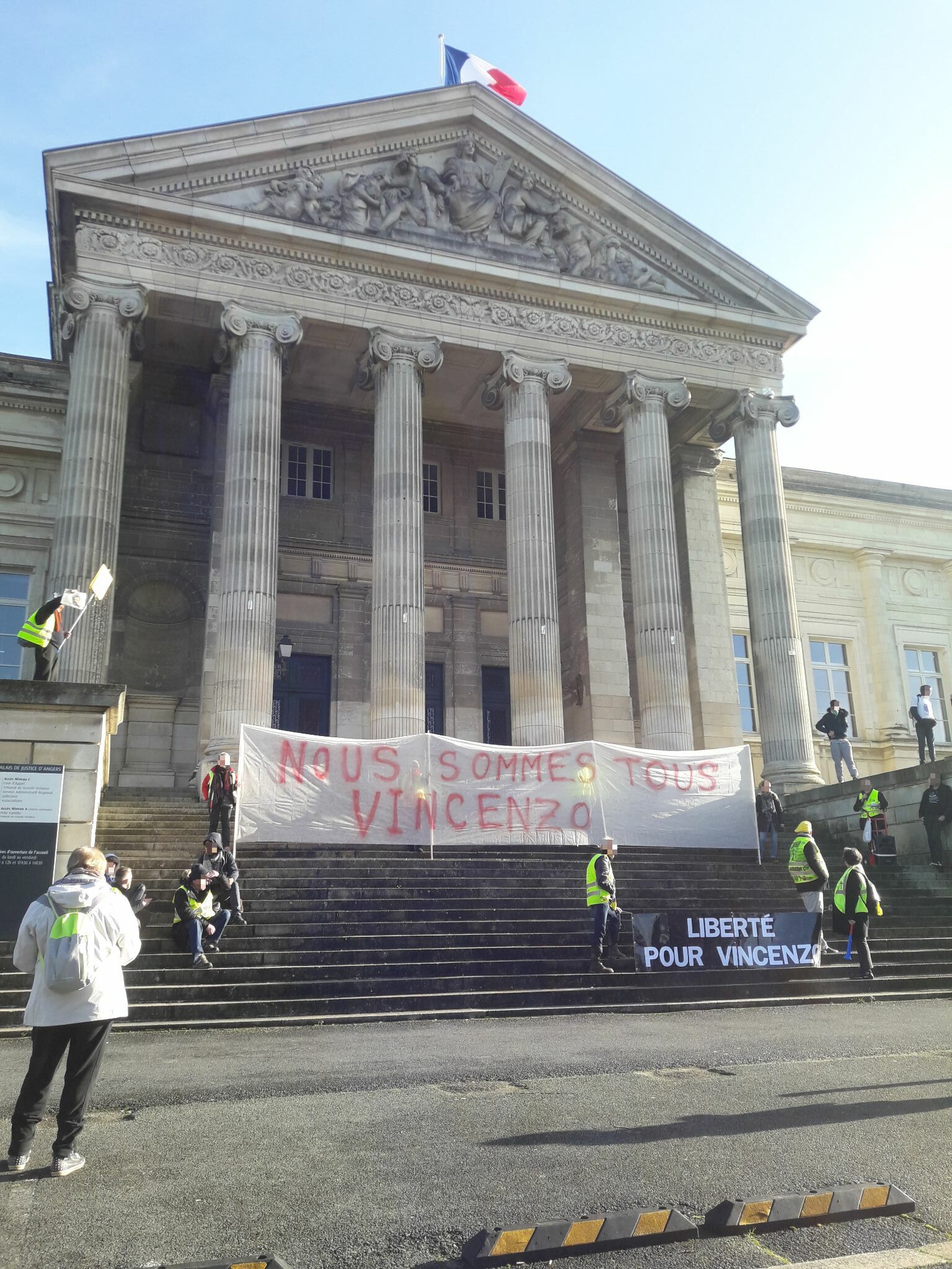 Photo d'une banderole de soutien Ã  Vincenzo devant le tribunal d'Angers